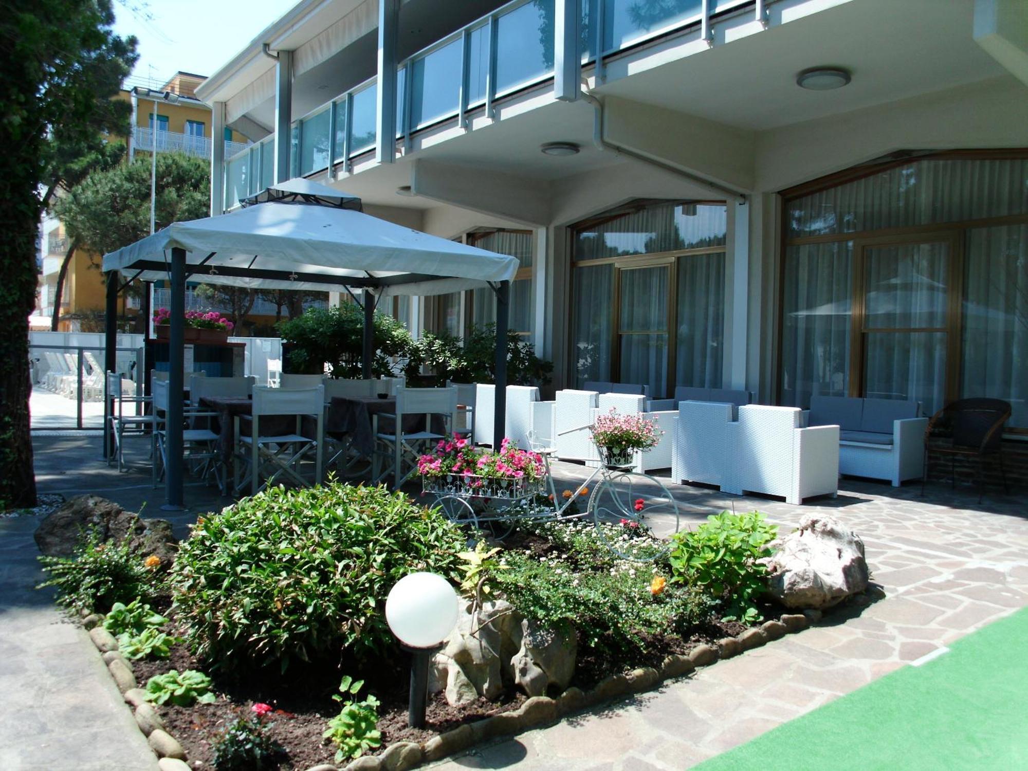 Hotel Sahara Milano Marittima Esterno foto