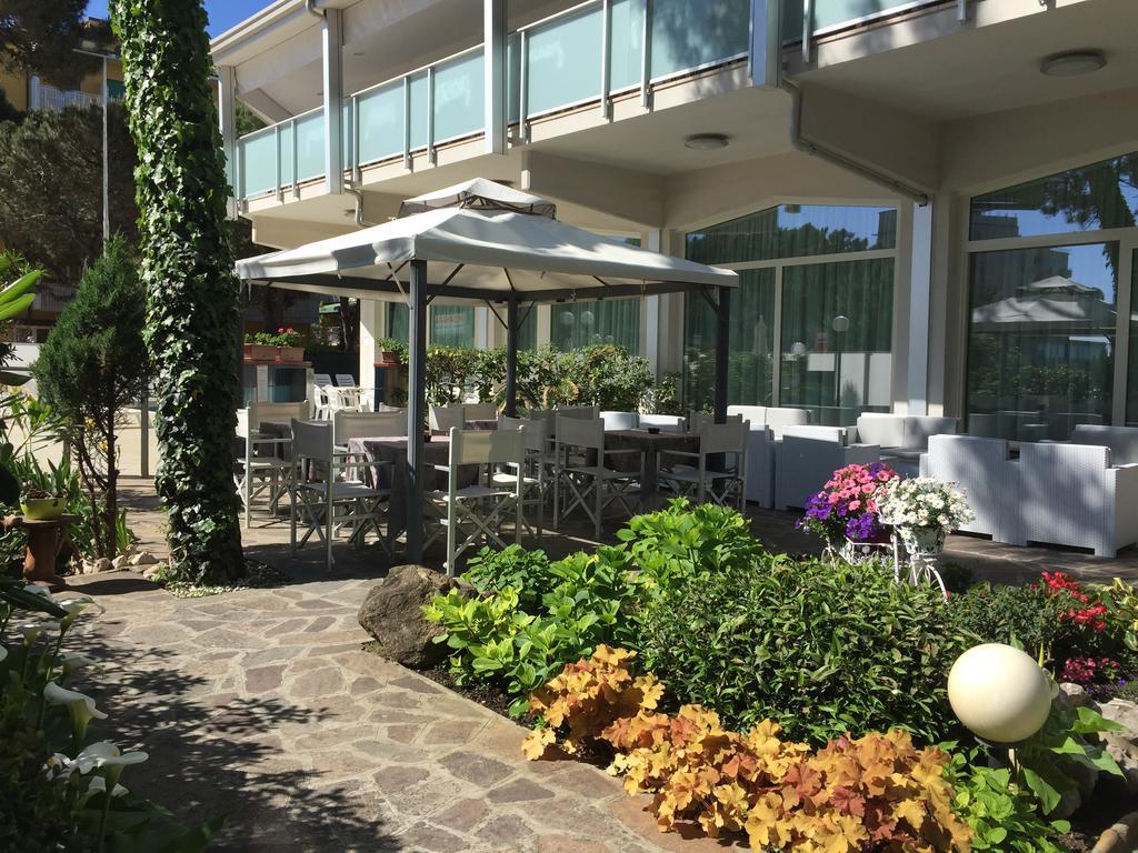 Hotel Sahara Milano Marittima Esterno foto